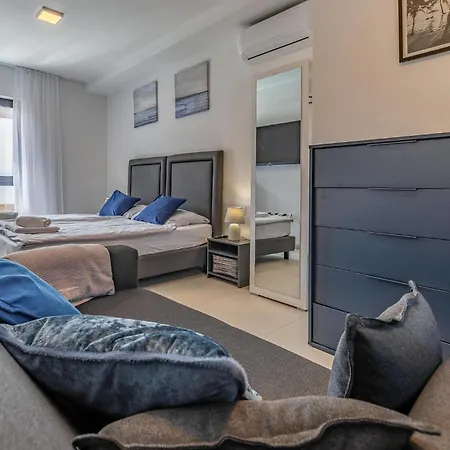 In With Kitchen * Póla