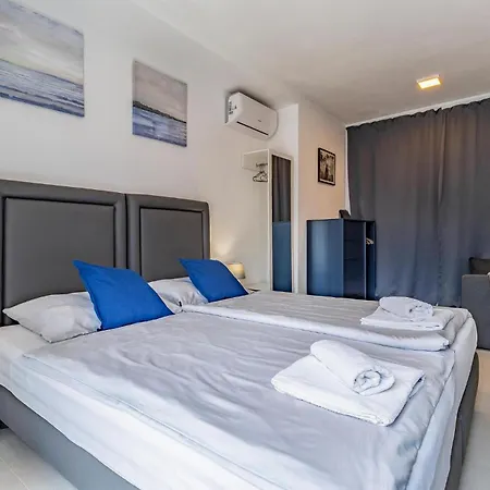 In With Kitchen Nyaraló Póla