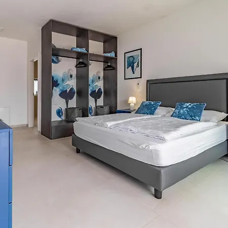 In With Kitchen * Póla