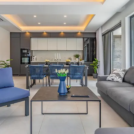 In With Kitchen * Πούλα